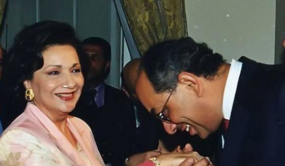 بالصور.. 8 قبلات سياسية ساخنة آخرها قبلة محلب من سيدة مصرية صورة رقم 6