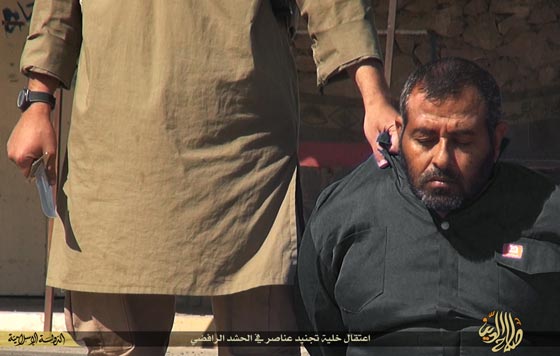 بالصور.. داعش ينحر اعناق اربعة عراقيين في تكريت صورة رقم 5