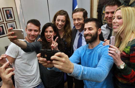 فتح صناديق الاقتراع لانتخابات الكنيست الـ 20 في اسرائيل صورة رقم 22