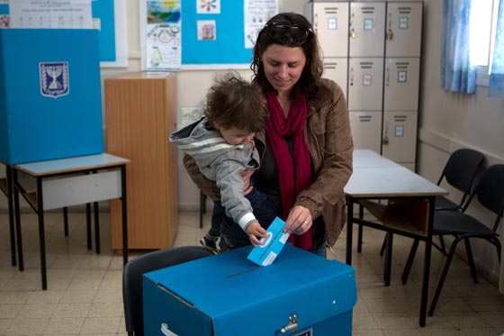فتح صناديق الاقتراع لانتخابات الكنيست الـ 20 في اسرائيل صورة رقم 7