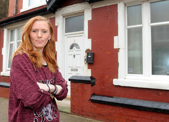 صور مرعبة وفيديو خطير لشبح يطارد امرأة بريطانية في منزلها! صورة رقم 5