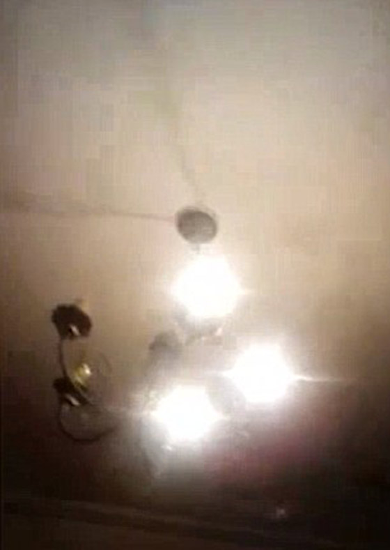 صور مرعبة وفيديو خطير لشبح يطارد امرأة بريطانية في منزلها! صورة رقم 3