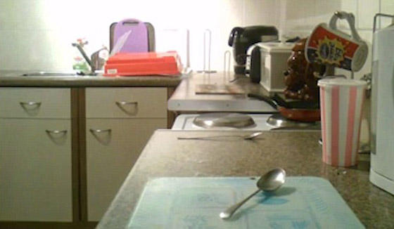 صور مرعبة وفيديو خطير لشبح يطارد امرأة بريطانية في منزلها! صورة رقم 1