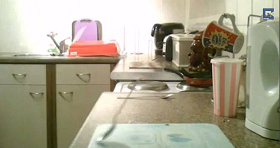 صور مرعبة وفيديو خطير لشبح يطارد امرأة بريطانية في منزلها! صورة رقم 2