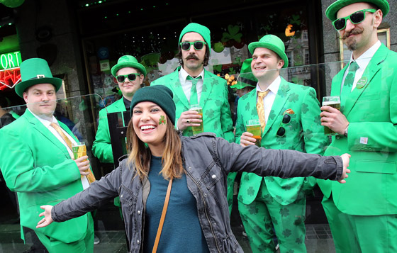 في عيده..القديس باتريك ينشر الاخضر في تلال العالم وربوعه صورة رقم 8