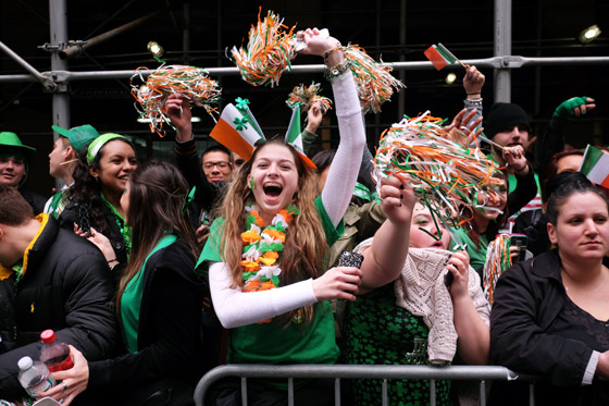 في عيده..القديس باتريك ينشر الاخضر في تلال العالم وربوعه صورة رقم 4