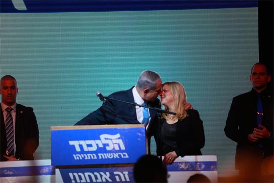 بعد فوزه في الانتخابات.. نتنياهو يغزو وجه زوجته سارة بـ 13 قبلة صورة رقم 2