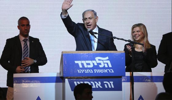 بعد فوزه في الانتخابات.. نتنياهو يغزو وجه زوجته سارة بـ 13 قبلة صورة رقم 5