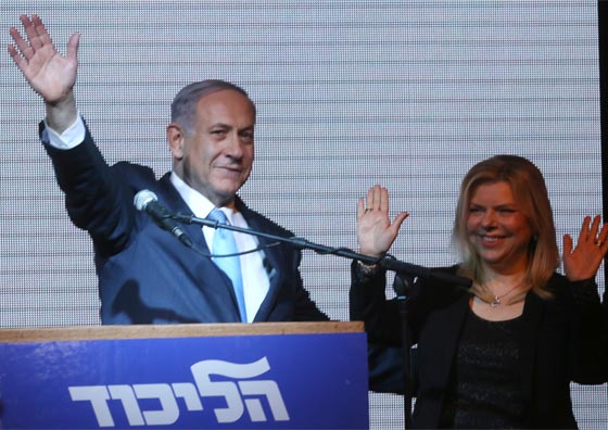 بعد فوزه في الانتخابات.. نتنياهو يغزو وجه زوجته سارة بـ 13 قبلة صورة رقم 4
