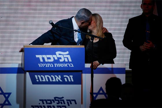 بعد فوزه في الانتخابات.. نتنياهو يغزو وجه زوجته سارة بـ 13 قبلة صورة رقم 1