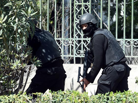 هجمة ارهابية على متحف باردو السياحي التونسي تخلف 72 قتيلا وجريحا صورة رقم 16