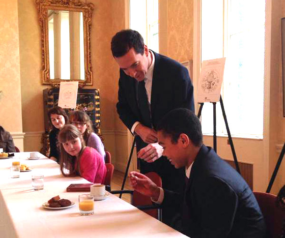 لندن: فتى صغير يصمم الجنيه الاسترليني المعدني صورة رقم 1 لندن: فتى صغير يصمم الجنيه الاسترليني المعدني صورة رقم 1