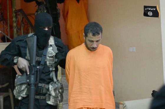 بالفيديو.. ذباحو داعش ينفذون 9 عمليات اعدام في الفالوجة بتهمة التجسس صورة رقم 2 بالفيديو.. ذباحو داعش ينفذون 9 عمليات اعدام في الفالوجة بتهمة التجسس صورة رقم 2