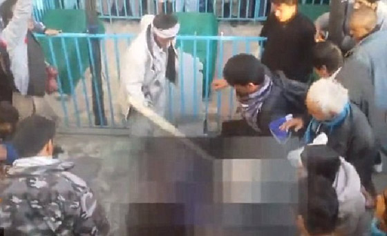 فيديو.. تعذيب أفغانية مختلة عقليا بوحشية واحراقها لانها احرقت المصحف صورة رقم 1 فيديو.. تعذيب أفغانية مختلة عقليا بوحشية واحراقها لانها احرقت المصحف صورة رقم 1