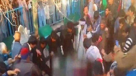 فيديو.. تعذيب أفغانية مختلة عقليا بوحشية واحراقها لانها احرقت المصحف صورة رقم 2 فيديو.. تعذيب أفغانية مختلة عقليا بوحشية واحراقها لانها احرقت المصحف صورة رقم 2