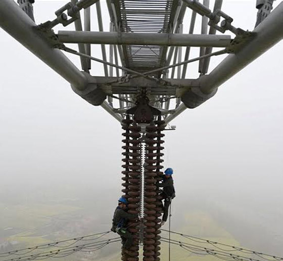 بالصور.. شاهد أشجع عمال كهرباء في العالم في مهمة خطرة صورة رقم 1 بالصور.. شاهد أشجع عمال كهرباء في العالم في مهمة خطرة صورة رقم 1