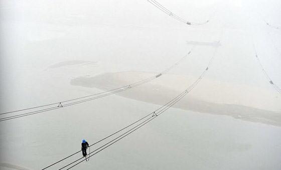 بالصور.. شاهد أشجع عمال كهرباء في العالم في مهمة خطرة صورة رقم 3 بالصور.. شاهد أشجع عمال كهرباء في العالم في مهمة خطرة صورة رقم 3