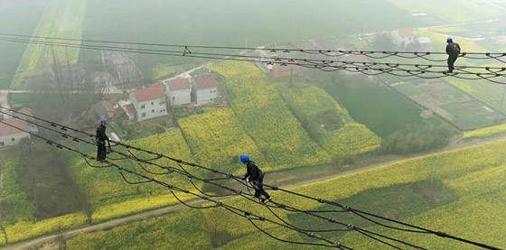 بالصور.. شاهد أشجع عمال كهرباء في العالم في مهمة خطرة صورة رقم 4 بالصور.. شاهد أشجع عمال كهرباء في العالم في مهمة خطرة صورة رقم 4