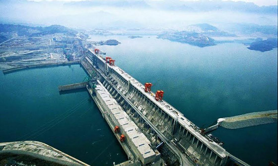 بالصور.. شاهد أشجع عمال كهرباء في العالم في مهمة خطرة صورة رقم 5 بالصور.. شاهد أشجع عمال كهرباء في العالم في مهمة خطرة صورة رقم 5