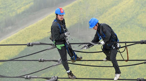 بالصور.. شاهد أشجع عمال كهرباء في العالم في مهمة خطرة صورة رقم 6 بالصور.. شاهد أشجع عمال كهرباء في العالم في مهمة خطرة صورة رقم 6