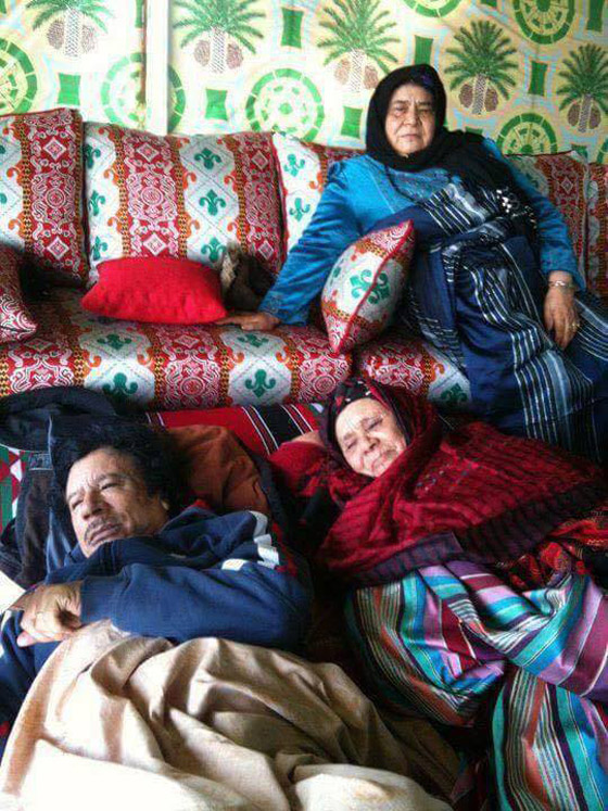 صورة نادرة للقذافي وهو مستلقي بجانب شقيقته والأخرى تحرسهما صورة رقم 1 صورة نادرة للقذافي وهو مستلقي بجانب شقيقته والأخرى تحرسهما صورة رقم 1