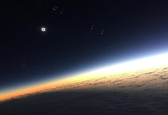 بالصور.. راكب طائرة يلتقط أجمل صورة لكسوف الشمس صورة رقم 1