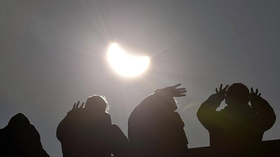 بالصور.. راكب طائرة يلتقط أجمل صورة لكسوف الشمس صورة رقم 2