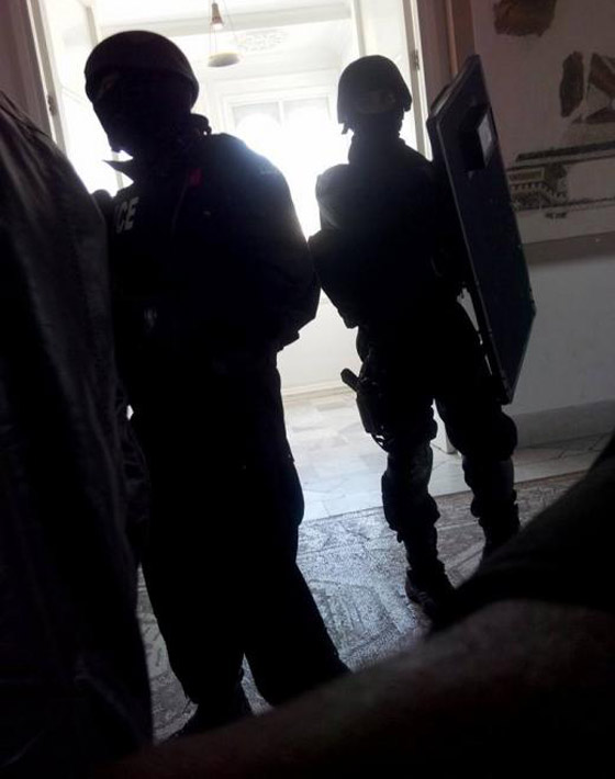 فيديو.. تونسي يروي لحظات الرعب بالتفاصيل من داخل متحف باردو صورة رقم 3 فيديو.. تونسي يروي لحظات الرعب بالتفاصيل من داخل متحف باردو صورة رقم 3