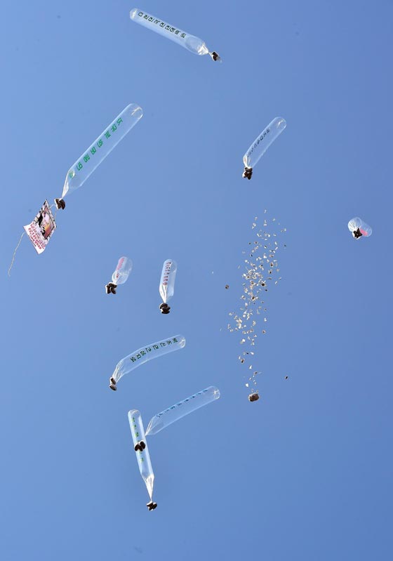 ازمة جديدة بين الكوريتين.. والسبب بالونات فيلم المقابلة صورة رقم 6