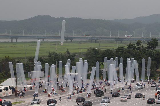 ازمة جديدة بين الكوريتين.. والسبب بالونات فيلم المقابلة صورة رقم 1