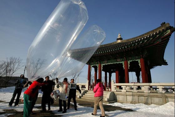 ازمة جديدة بين الكوريتين.. والسبب بالونات فيلم المقابلة صورة رقم 11