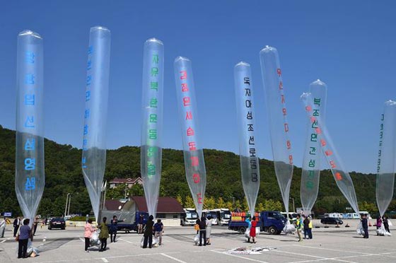 ازمة جديدة بين الكوريتين.. والسبب بالونات فيلم المقابلة صورة رقم 13