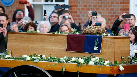 موكب جنائزي لرفات ملك بريطاني قتل قبل 530 عاما صورة رقم 1