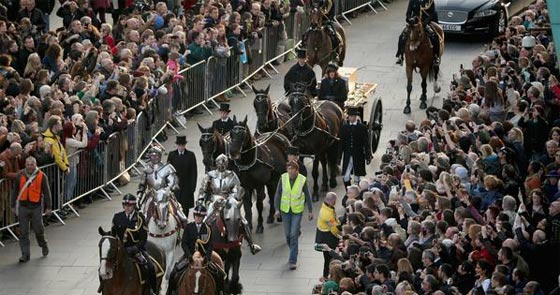 موكب جنائزي لرفات ملك بريطاني قتل قبل 530 عاما صورة رقم 4