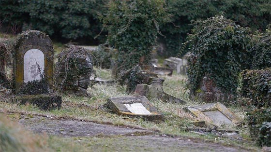  بالصور.. تعرض مقبرة يهودية في هنغاريا للتخريب من قبل مجهولين صورة رقم 2