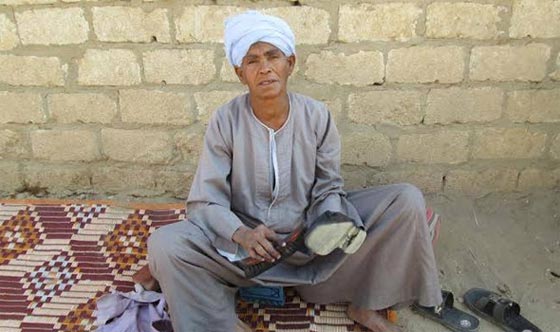 السيسي يكرم المرأة المثالية التي عاشت 43 عاما بزي الرجال صورة رقم 2