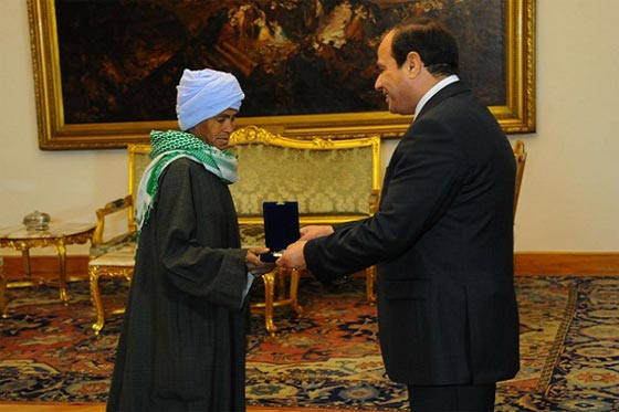 السيسي يكرم المرأة المثالية التي عاشت 43 عاما بزي الرجال صورة رقم 1