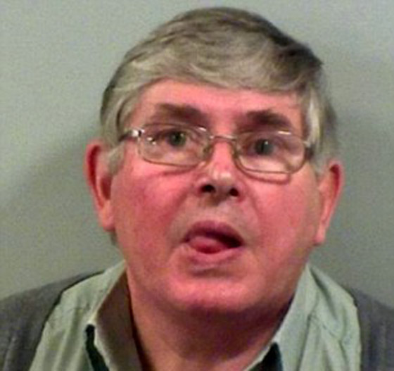 بريطاني ياكل الشوكولاته ويستعمل عبواتها لسرقة المال من مكان عمله!! صورة رقم 1