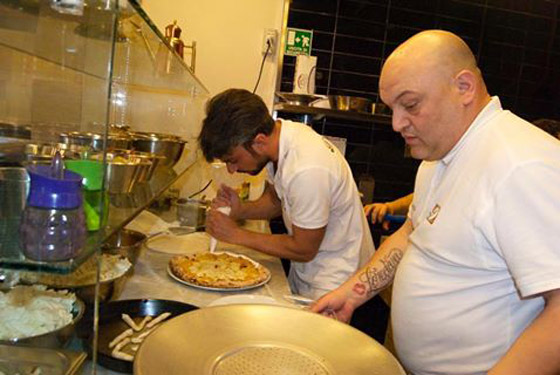 مجهول يحقق امنية البابا في مدينة البيتزا الايطالية صورة رقم 2