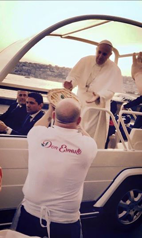 مجهول يحقق امنية البابا في مدينة البيتزا الايطالية صورة رقم 3