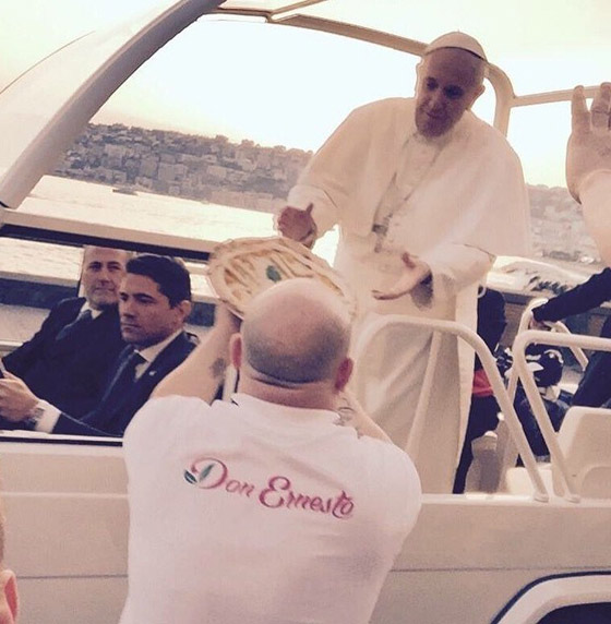 مجهول يحقق امنية البابا في مدينة البيتزا الايطالية صورة رقم 6