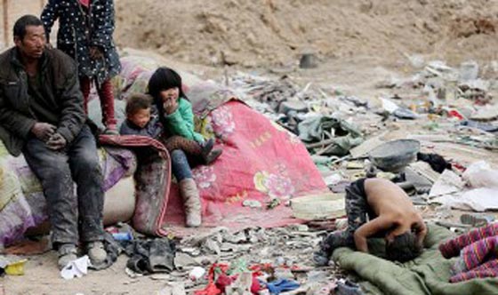 وصمة في جبين البشرية.. عائلة صينية تقضي 20 عاما وسط القمامة صورة رقم 2 وصمة في جبين البشرية.. عائلة صينية تقضي 20 عاما وسط القمامة صورة رقم 2