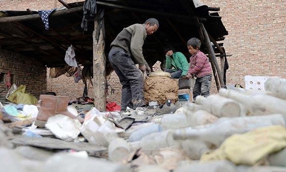 وصمة في جبين البشرية.. عائلة صينية تقضي 20 عاما وسط القمامة صورة رقم 3 وصمة في جبين البشرية.. عائلة صينية تقضي 20 عاما وسط القمامة صورة رقم 3