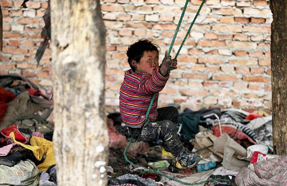 وصمة في جبين البشرية.. عائلة صينية تقضي 20 عاما وسط القمامة صورة رقم 5 وصمة في جبين البشرية.. عائلة صينية تقضي 20 عاما وسط القمامة صورة رقم 5