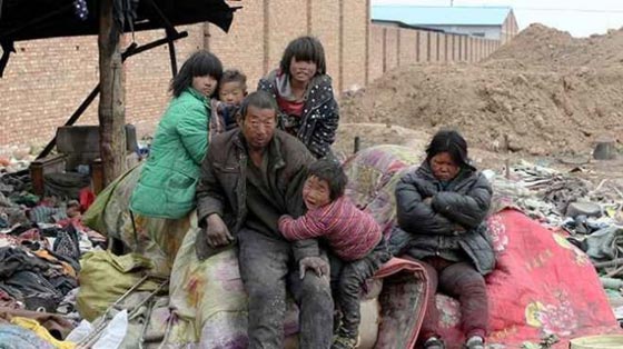 وصمة في جبين البشرية.. عائلة صينية تقضي 20 عاما وسط القمامة صورة رقم 6 وصمة في جبين البشرية.. عائلة صينية تقضي 20 عاما وسط القمامة صورة رقم 6