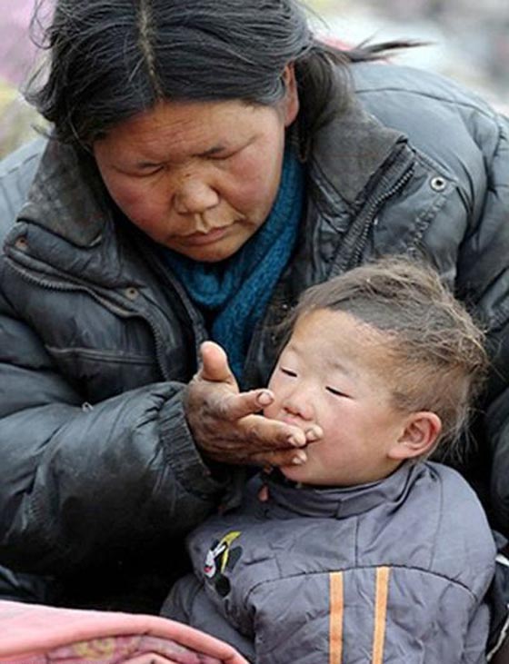 وصمة في جبين البشرية.. عائلة صينية تقضي 20 عاما وسط القمامة صورة رقم 7 وصمة في جبين البشرية.. عائلة صينية تقضي 20 عاما وسط القمامة صورة رقم 7