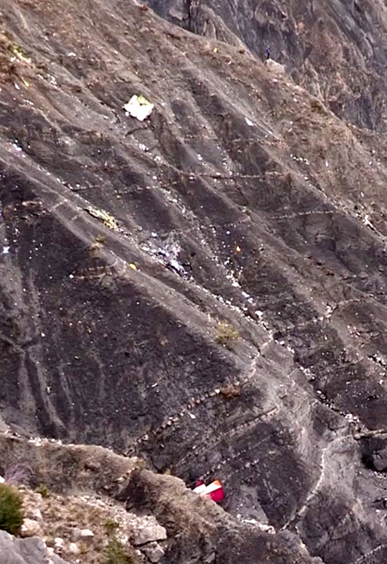 كشف جديد.. قائد الطائرة الالمانية المنكوبة تناول قهوة فيها مخدّر صورة رقم 9 كشف جديد.. قائد الطائرة الالمانية المنكوبة تناول قهوة فيها مخدّر صورة رقم 9