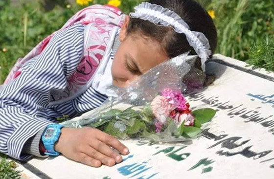 في عيد الام.. المقبرة تحتضن الام طفلة فلسطينية فقدت امها واشقاءها في الحرب صورة رقم 1 في عيد الام.. المقبرة تحتضن الام طفلة فلسطينية فقدت امها واشقاءها في الحرب صورة رقم 1