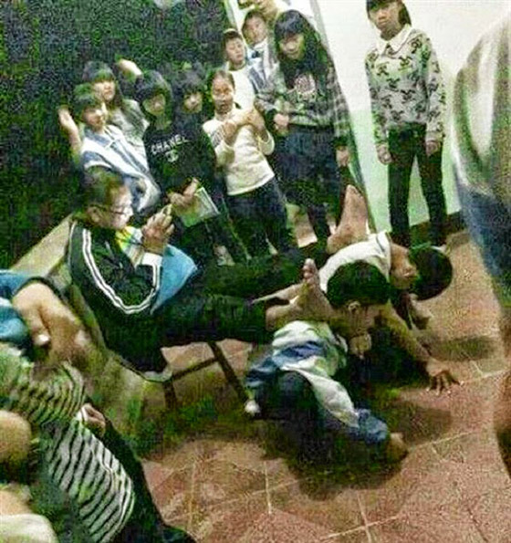 معلم صيني يجعل من نفسه امبراطورا ويعاقب طلابه على هذا الاساس صورة رقم 1 معلم صيني يجعل من نفسه امبراطورا ويعاقب طلابه على هذا الاساس صورة رقم 1