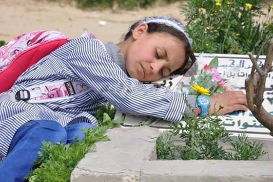 في عيد الام.. المقبرة تحتضن الام طفلة فلسطينية فقدت امها واشقاءها في الحرب صورة رقم 2 في عيد الام.. المقبرة تحتضن الام طفلة فلسطينية فقدت امها واشقاءها في الحرب صورة رقم 2